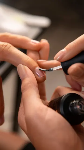 Mujer pintándose las uñas Mujer pintándose las uñas