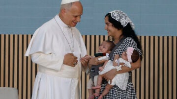 Imagen del Papa en su visita al CEDIA 24 Horas de C&aacute;ritas