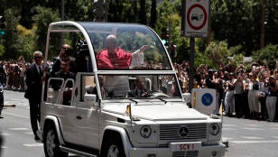El papa Le&oacute;n XIV saluda a los fieles en su recorrido por el centro de Madrid en el papam&oacute;vil, en el primer trayecto que el Sumo Pont&iacute;fice