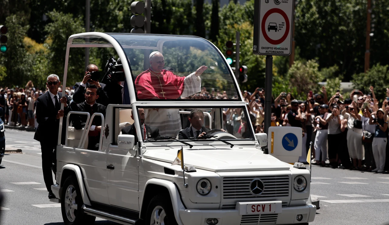 El papa León XIV saluda a los fieles en su recorrido por el centro de Madrid en el papamóvil, en el primer trayecto que el Sumo Pontífice