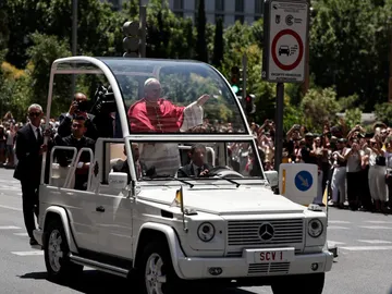 El papa León XIV saluda a los fieles en su recorrido por el centro de Madrid en el papamóvil, en el primer trayecto que el Sumo Pontífice El papa León XIV saluda a los fieles en su recorrido por el centro de Madrid en el papamóvil, en el primer trayecto que el Sumo Pontífice