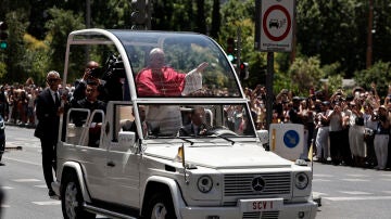El papa Le&oacute;n XIV saluda a los fieles en su recorrido por el centro de Madrid en el papam&oacute;vil, en el primer trayecto que el Sumo Pont&iacute;fice