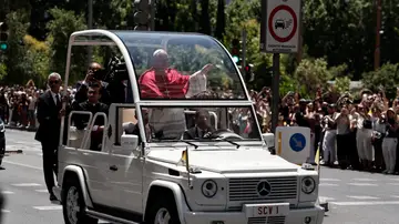 El papa León XIV saluda a los fieles en su recorrido por el centro de Madrid en el papamóvil, en el primer trayecto que el Sumo Pontífice El papa León XIV saluda a los fieles en su recorrido por el centro de Madrid en el papamóvil, en el primer trayecto que el Sumo Pontífice