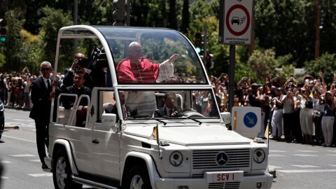 El papa Le&oacute;n XIV saluda a los fieles en su recorrido por el centro de Madrid en el papam&oacute;vil, en el primer trayecto que el Sumo Pont&iacute;fice