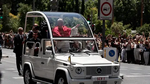 El papa León XIV saluda a los fieles en su recorrido por el centro de Madrid en el papamóvil, en el primer trayecto que el Sumo Pontífice El papa León XIV saluda a los fieles en su recorrido por el centro de Madrid en el papamóvil, en el primer trayecto que el Sumo Pontífice