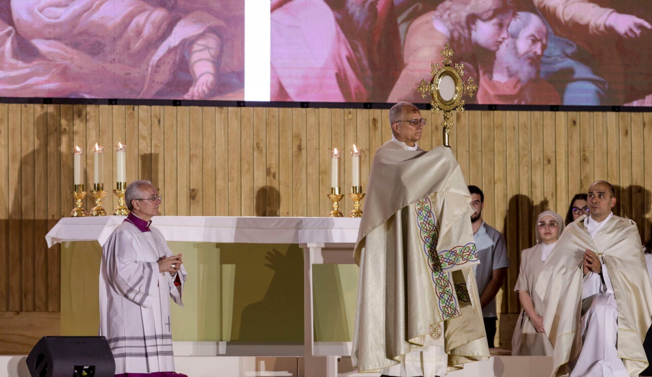 El papa Le&oacute;n XIV bendice con el Sant&iacute;simo durante la Vigilia de Oraci&oacute;n con j&oacute;venes