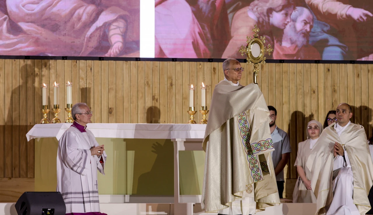 El papa León XIV bendice con el Santísimo durante la Vigilia de Oración con jóvenes