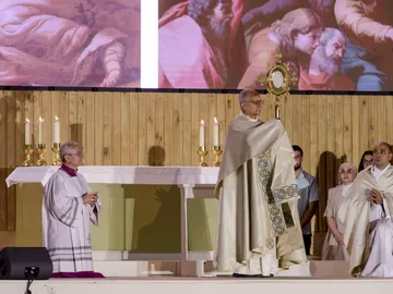 El papa León XIV bendice con el Santísimo durante la Vigilia de Oración con jóvenes El papa León XIV bendice con el Santísimo durante la Vigilia de Oración con jóvenes