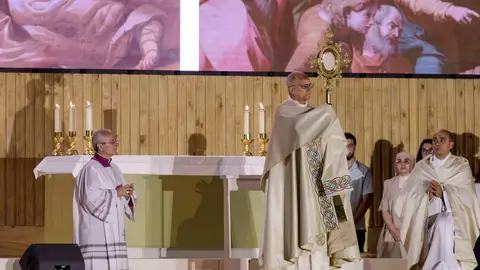 El papa León XIV bendice con el Santísimo durante la Vigilia de Oración con jóvenes El papa León XIV bendice con el Santísimo durante la Vigilia de Oración con jóvenes