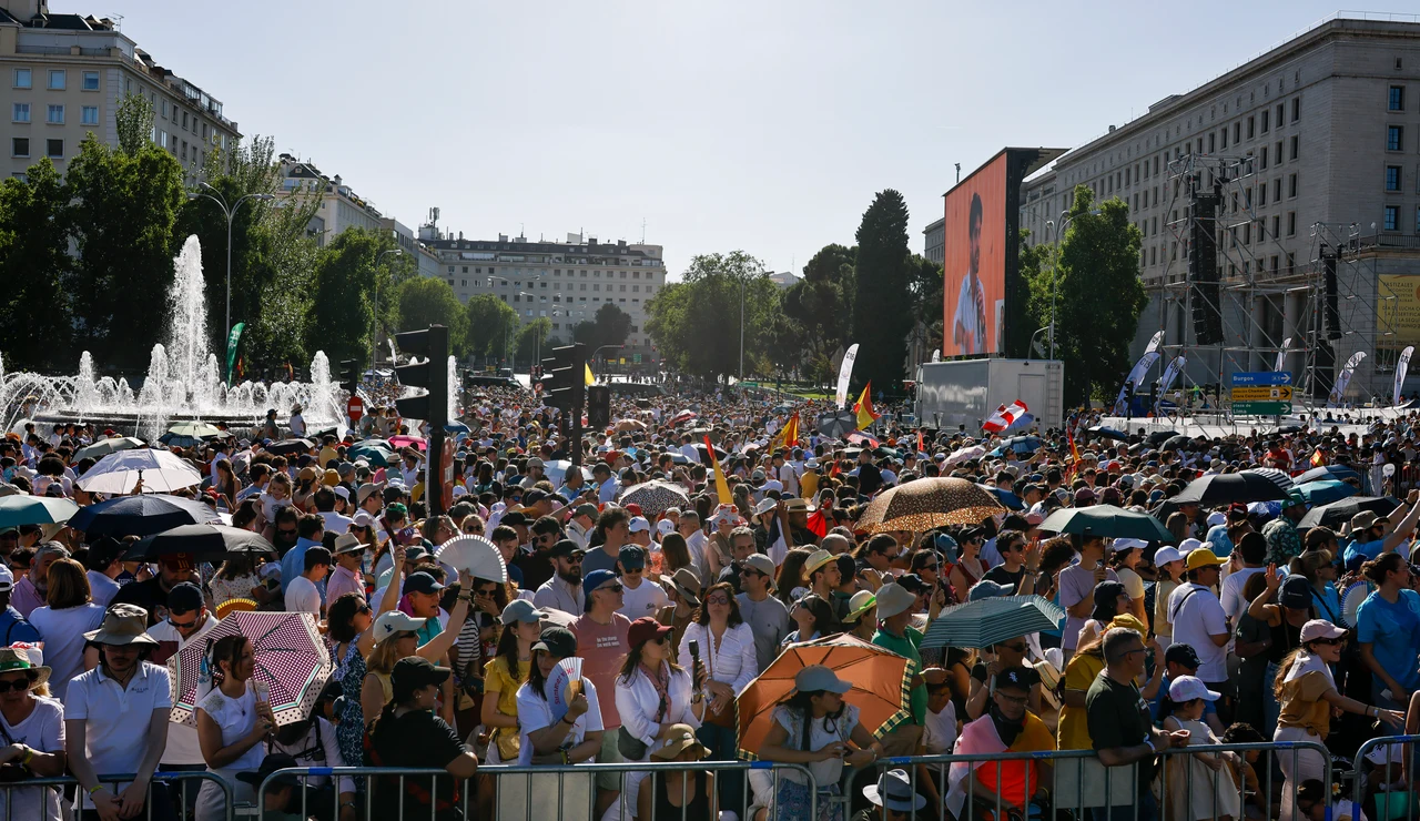 Cientos de fieles esperan la llegada del papa León XIV en los alrededores de la Plaza de Lima