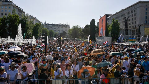 Cientos de fieles esperan la llegada del papa Le&oacute;n XIV en los alrededores de la Plaza de Lima