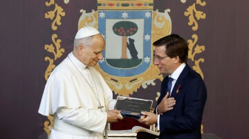 El papa León XIV recibe de manos del alcalde de Madrid, José Luis Martínez Almeida, la Llave de Oro de la ciudad.