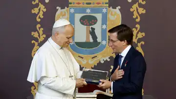 El papa León XIV recibe de manos del alcalde de Madrid, José Luis Martínez Almeida, la Llave de Oro de la ciudad. El papa León XIV recibe de manos del alcalde de Madrid, José Luis Martínez Almeida, la Llave de Oro de la ciudad.
