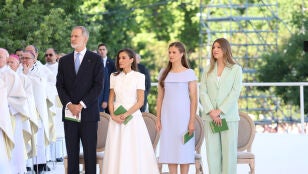 Los Reyes reciben una gran ovaci&oacute;n al subir al altar de la misa de Cibeles con el Papa Le&oacute;n XIV