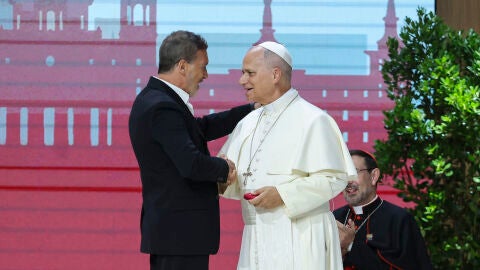 Papa Le&oacute;n XIV y Antonio Banderas