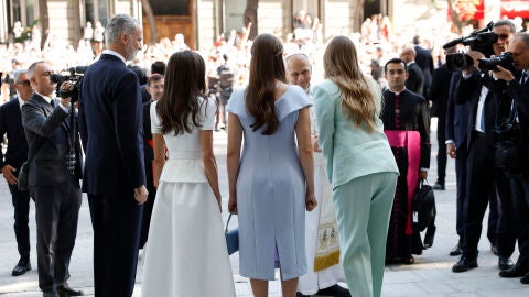 La Familia Real saludando al Papa antes de su misa