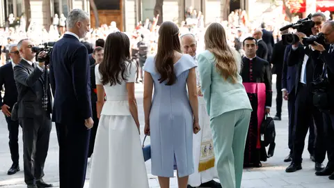 La Familia Real saludando al Papa antes de su misa La Familia Real saludando al Papa antes de su misa