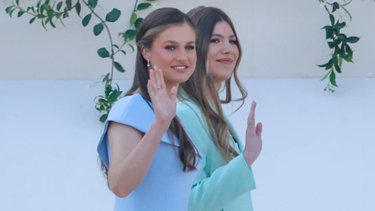 La princesa Leonor y la infanta Sofía llegando a la misa del Papa en Cibeles La princesa Leonor y la infanta Sofía llegando a la misa del Papa en Cibeles