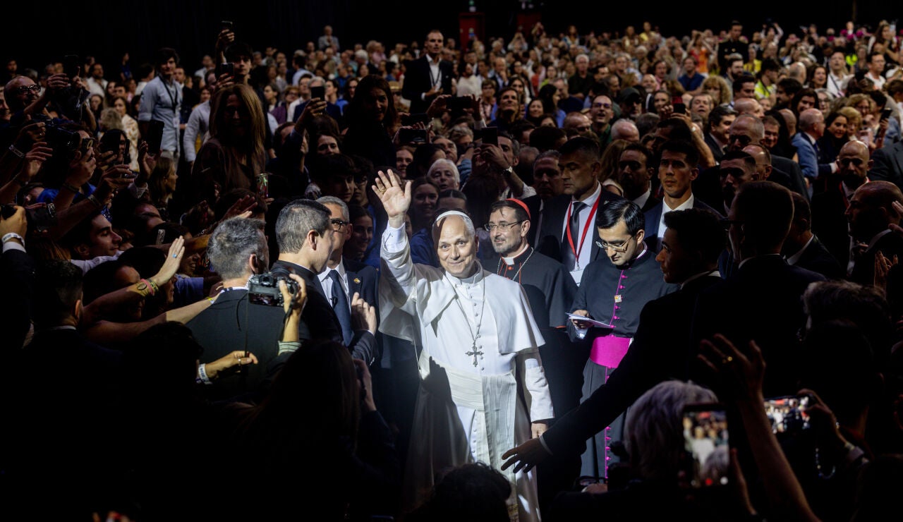 El Papa Le&oacute;n XIV llega al encuentro 'Tejer redes con el mundo de la cultura, la educaci&oacute;n, la empresa y el deporte', en el Movistar Arena, 