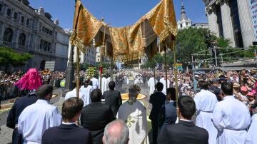 León XIV preside la procesión del Corpus Christi