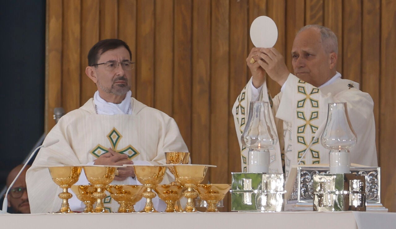 El papa Le&oacute;n XIV oficia la misa del Corpus Christi este domingo en la Plaza de Cibeles de Madrid. 