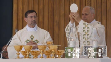 El papa Le&oacute;n XIV oficia la misa del Corpus Christi este domingo en la Plaza de Cibeles de Madrid. 