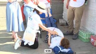  Abanicos, agua y sombra para combatir el calor durante la visita de Le&oacute;n XIV
