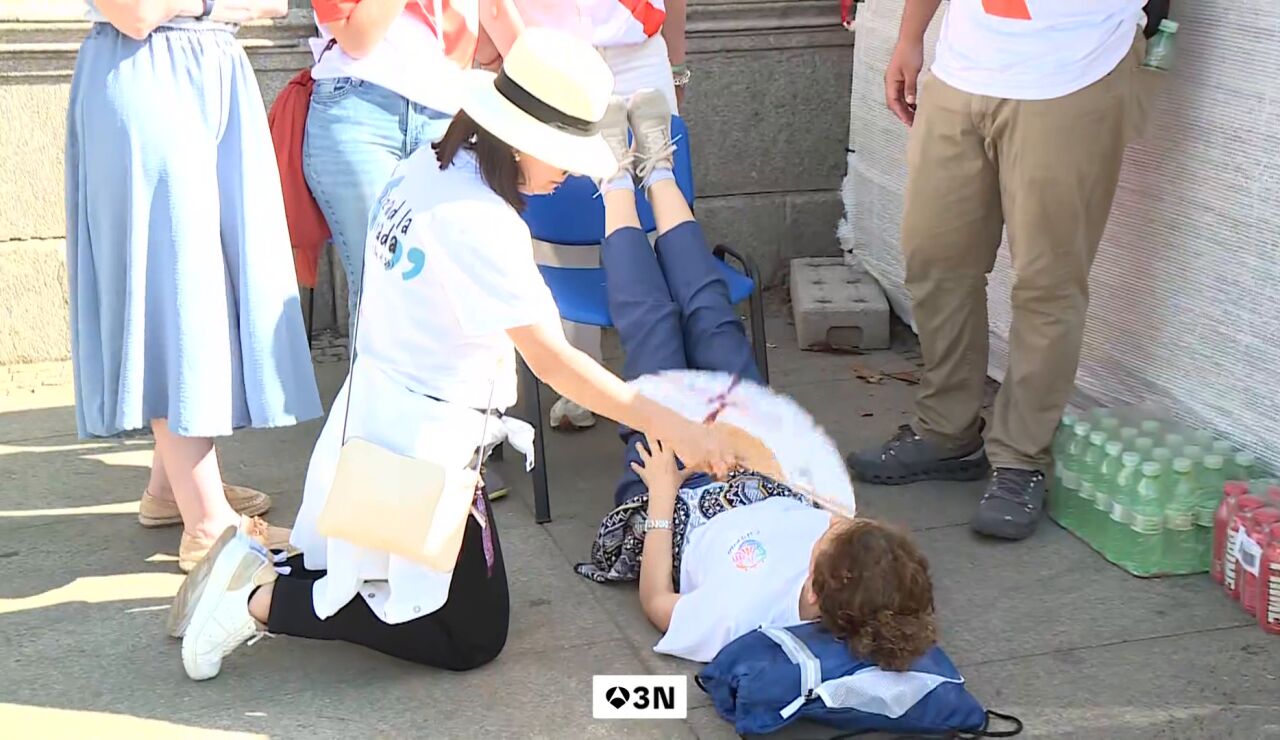  Abanicos, agua y sombra para combatir el calor durante la visita de Le&oacute;n XIV