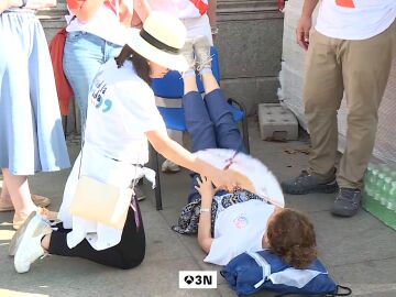  Abanicos, agua y sombra para combatir el calor durante la visita de Le&oacute;n XIV