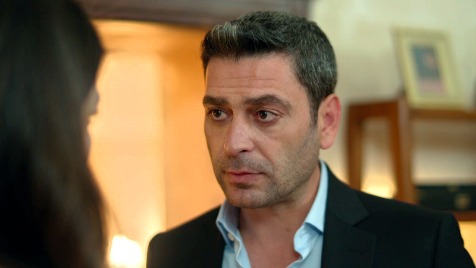 Ozan Akbaba cumple 44 años triunfando como Cihan, el pilar de los Albora, en En tierra lejana