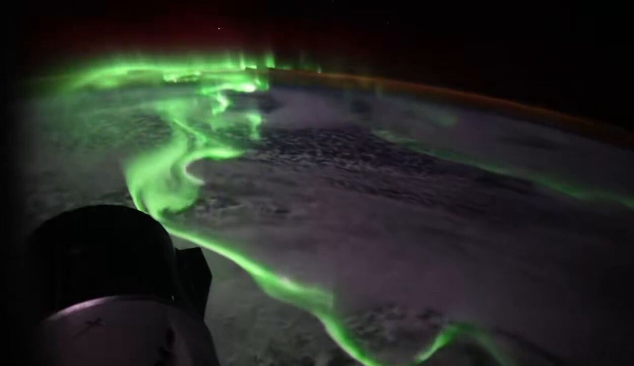 Imagen de una aurora boreal tomada desde el espacio
