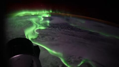 Imagen de una aurora boreal tomada desde el espacio