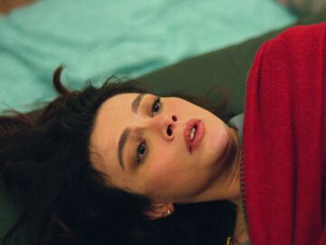 Cihan pierde la paciencia y obliga a Alya a meterse en su cama