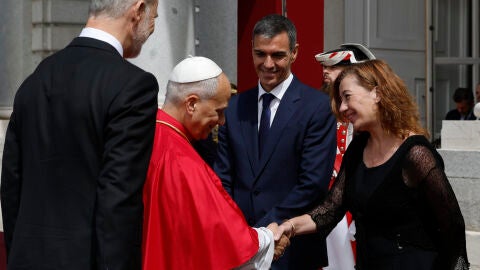 Imagen de la presidenta del Congreso, Francina Armengol, saluda al papa Le&oacute;n XIV en la Plaza de la Armer&iacute;a del Palacio Real, el pasado s&aacute;bado en la ceremonia de bienvenida