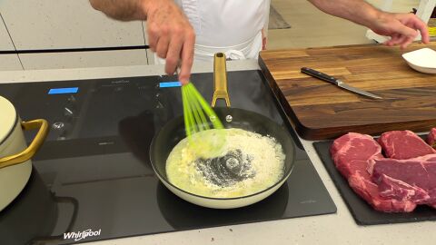 Añade la salsa inglesa y el caldo poco a poco