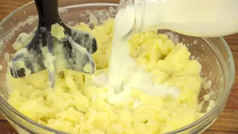 Sazona y ve añadiendo la leche poco a poco Sazona y ve añadiendo la leche poco a poco