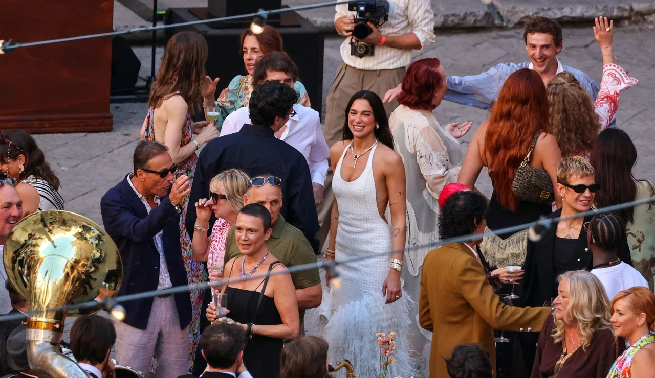 Dua Lipa y Callum Turner en su boda en Sicilia