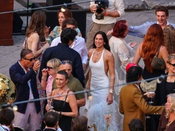 Dua Lipa y Callum Turner en su boda en Sicilia