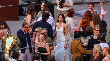 Dua Lipa y Callum Turner en su boda en Sicilia