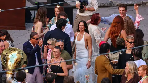 Dua Lipa y Callum Turner en su boda en Sicilia Dua Lipa y Callum Turner en su boda en Sicilia