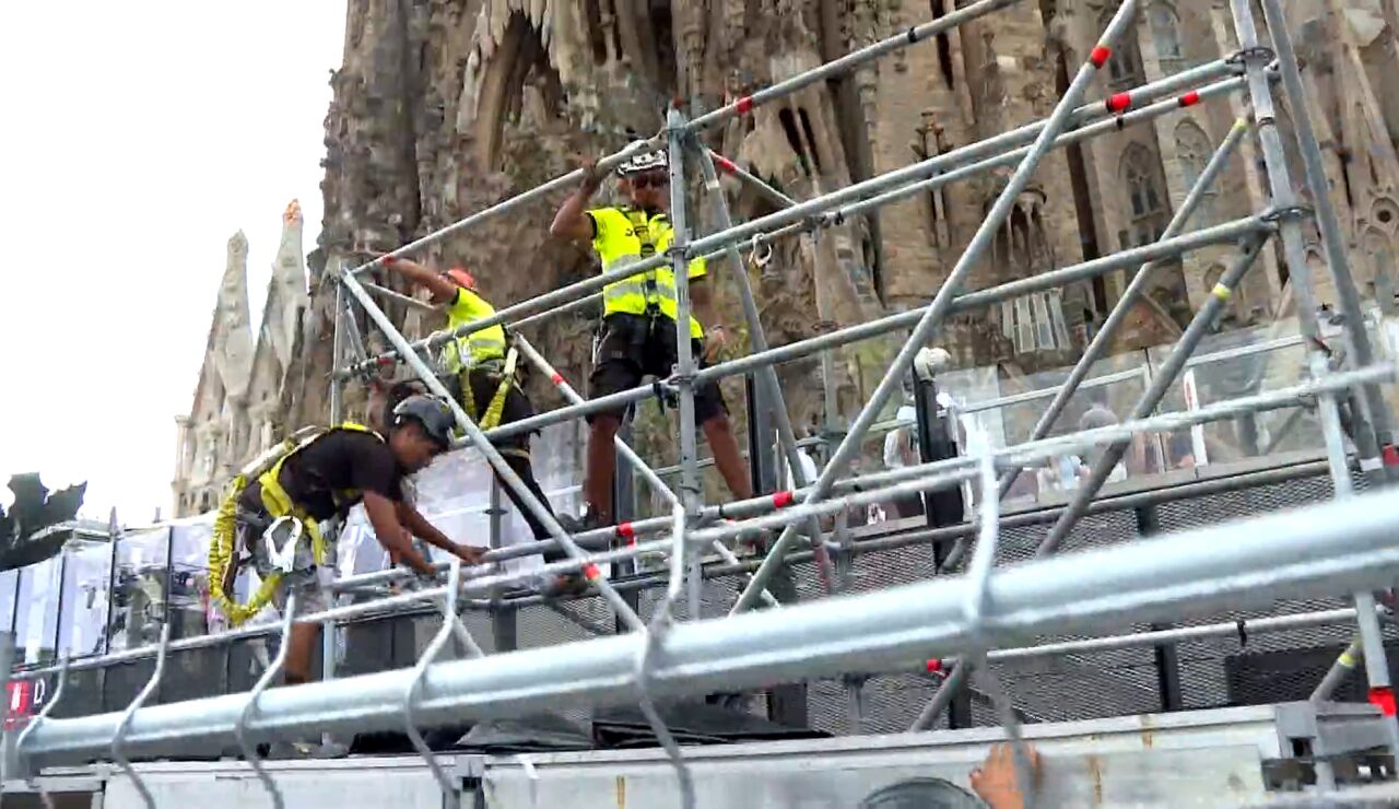 Operarios montando el escenario en Barcelona