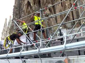Operarios montando el escenario en Barcelona