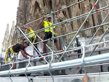 Operarios montando el escenario en Barcelona Operarios montando el escenario en Barcelona
