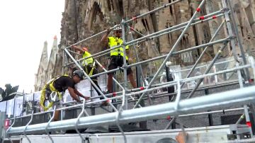 Operarios montando el escenario en Barcelona