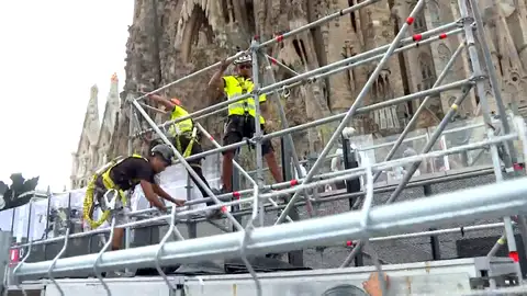 Operarios montando el escenario en Barcelona Operarios montando el escenario en Barcelona
