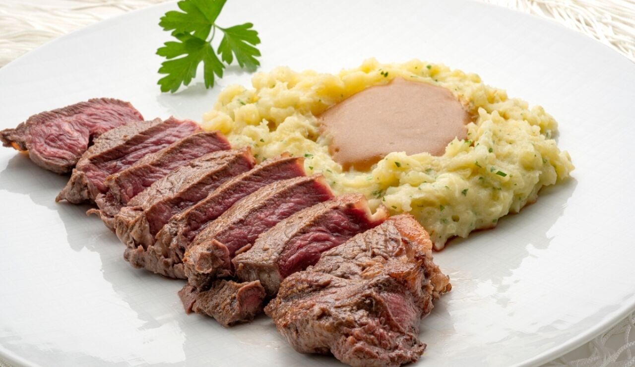 Lomo bajo con salsa gravy y pur&eacute; de patata