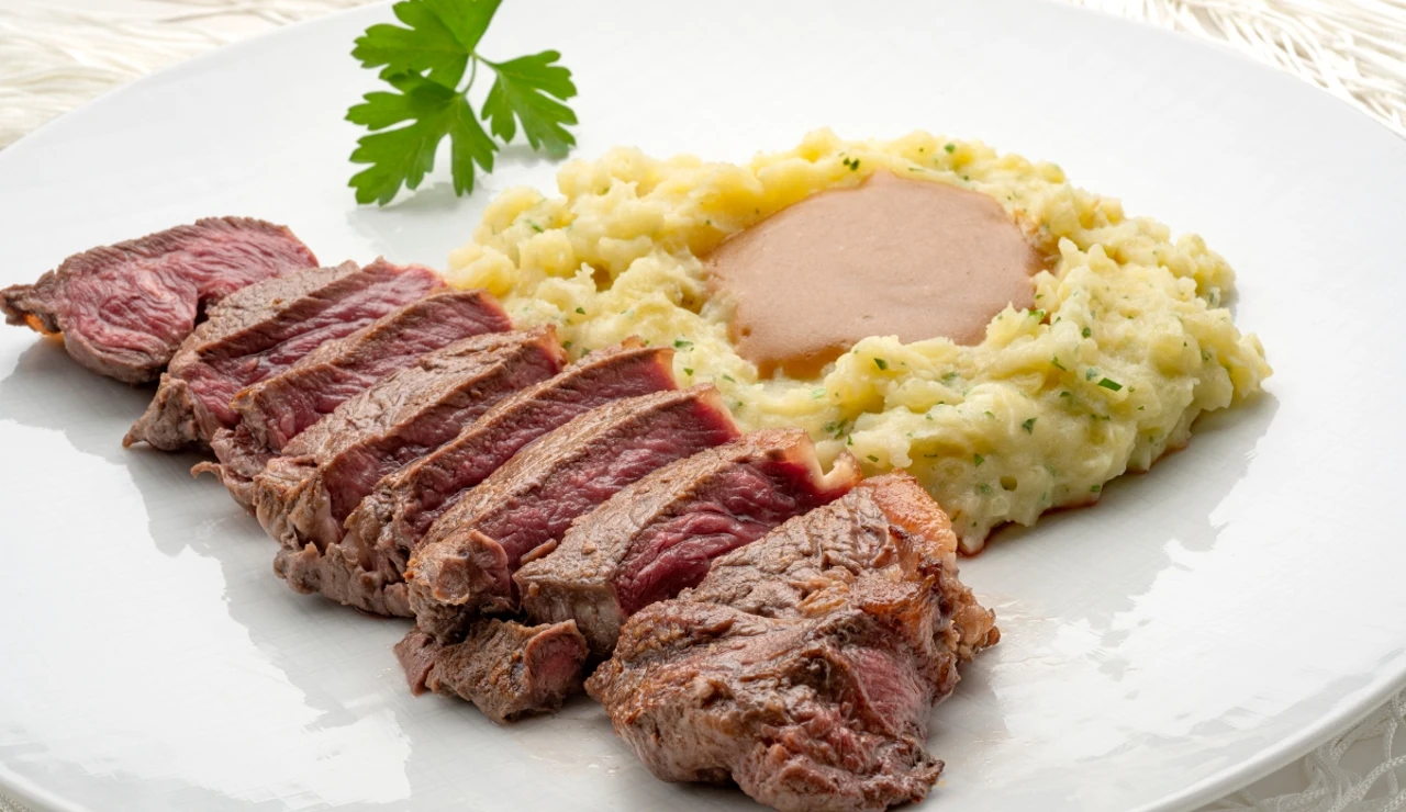Lomo bajo con salsa gravy y puré de patata