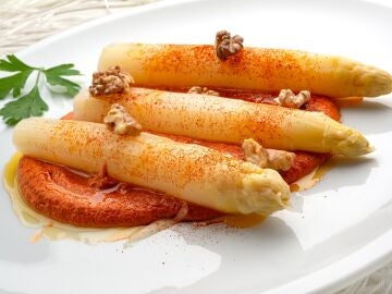 Receta de temporada, de Joseba Argui&ntilde;ano: esp&aacute;rragos frescos con pat&eacute; de pimiento