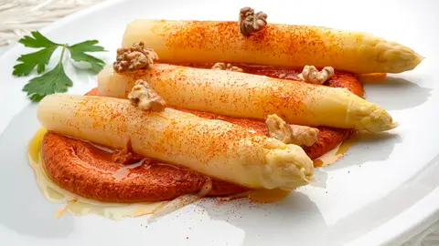 Receta de temporada, de Joseba Arguiñano: espárragos frescos con paté de pimiento Receta de temporada, de Joseba Arguiñano: espárragos frescos con paté de pimiento