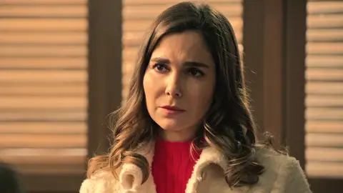Begoña amenaza a Gabriel con denunciar su infidelidad con María si decide marcharse a París Begoña amenaza a Gabriel con denunciar su infidelidad con María si decide marcharse a París